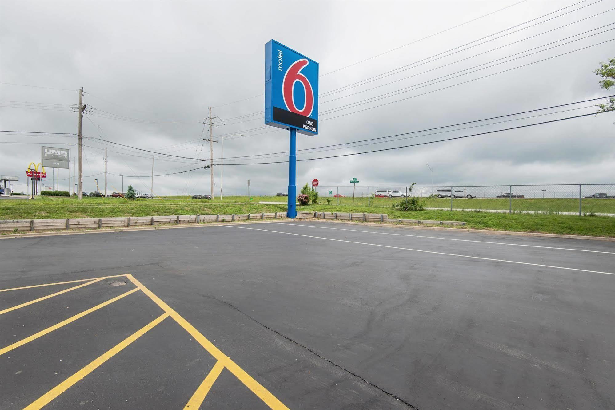 Motel 6 Kansas City, Mo - Airport Exteriör bild