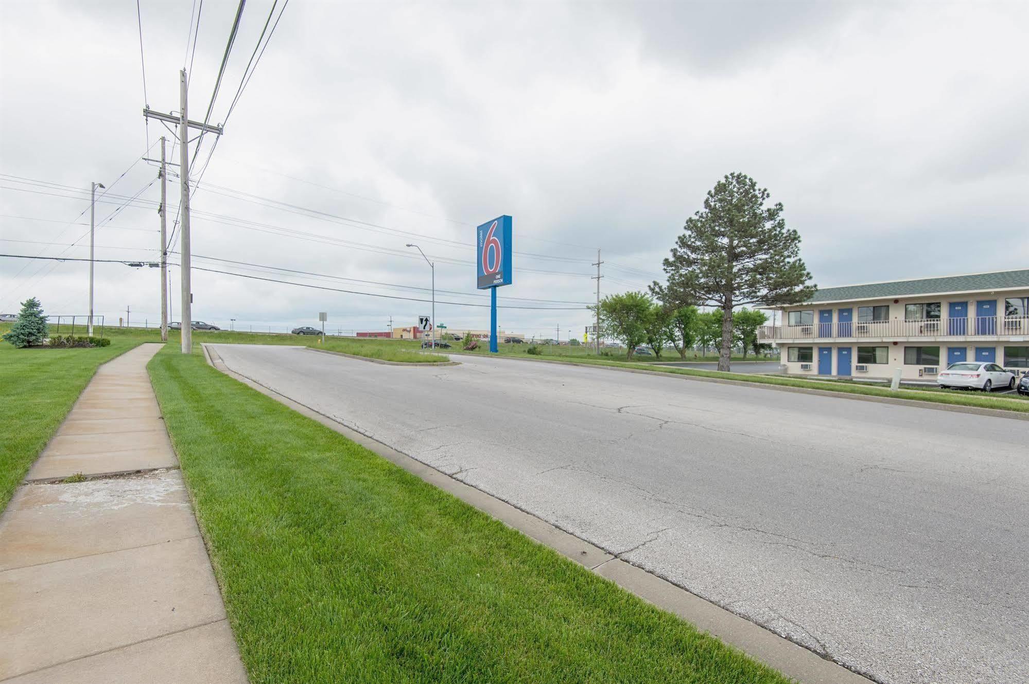 Motel 6 Kansas City, Mo - Airport Exteriör bild