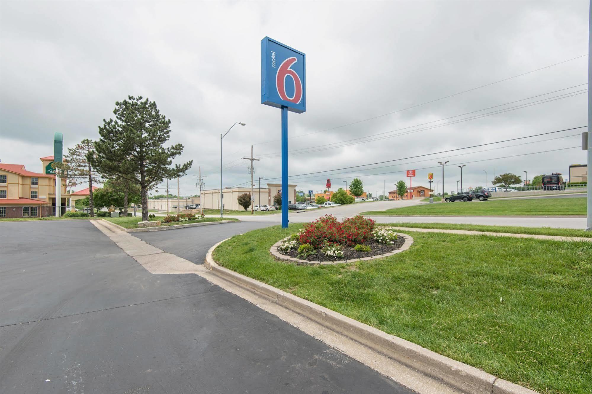 Motel 6 Kansas City, Mo - Airport Exteriör bild