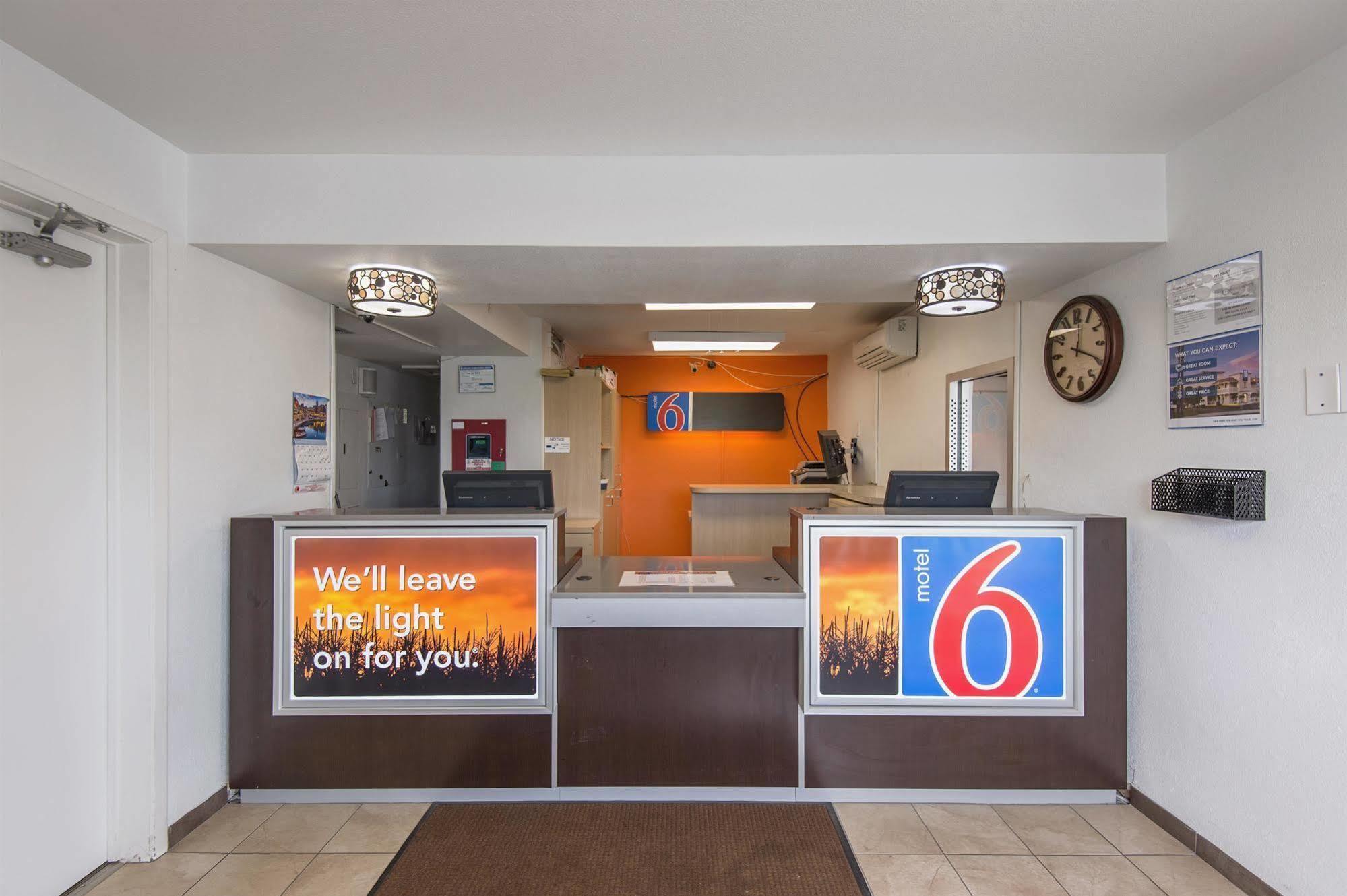Motel 6 Kansas City, Mo - Airport Exteriör bild