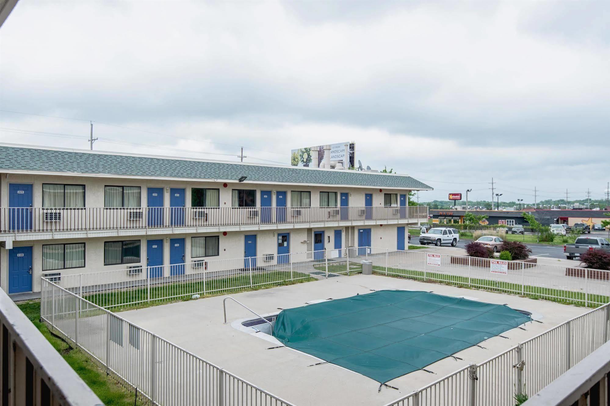 Motel 6 Kansas City, Mo - Airport Exteriör bild
